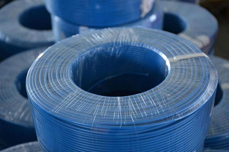 防水電纜通常是由幾根或幾組導線（每組至少兩根）絞合而成的類似繩索的電纜