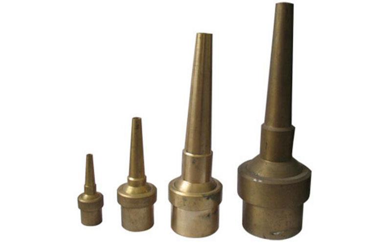 萬向直流噴頭可分為萬向集流直射噴頭、可調直流噴頭、可調大炮噴頭三大類