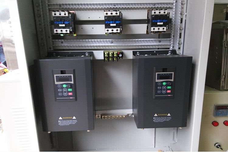 噴泉造型和彩燈變化根據音樂節怕，信號強弱及頻率和樂曲來變化