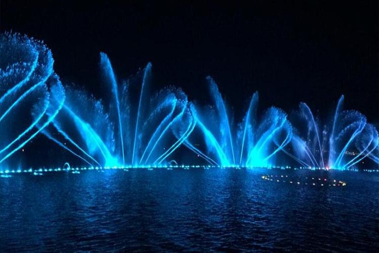 以虛實隱現的多變藝術形式構成噴泉的起伏而節節升高的整體節奏韻律