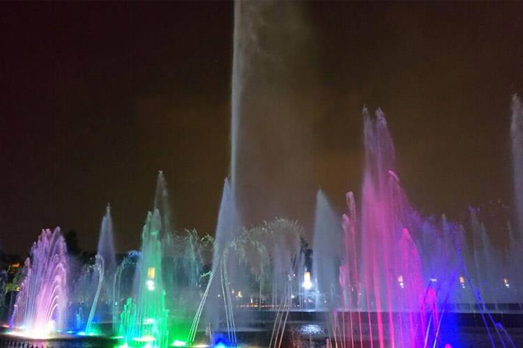 音樂噴泉池底、池壁的做法應視具體情況，進行力學計算后再做專門設計 