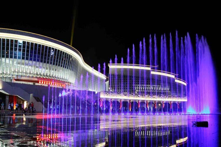 根據現場地形結構，仿照天然水景制作而成