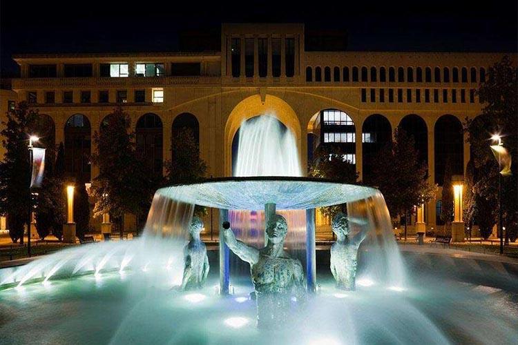 以虛實隱現的多變藝術形式構成噴泉的起伏而節節升高的整體節奏韻律