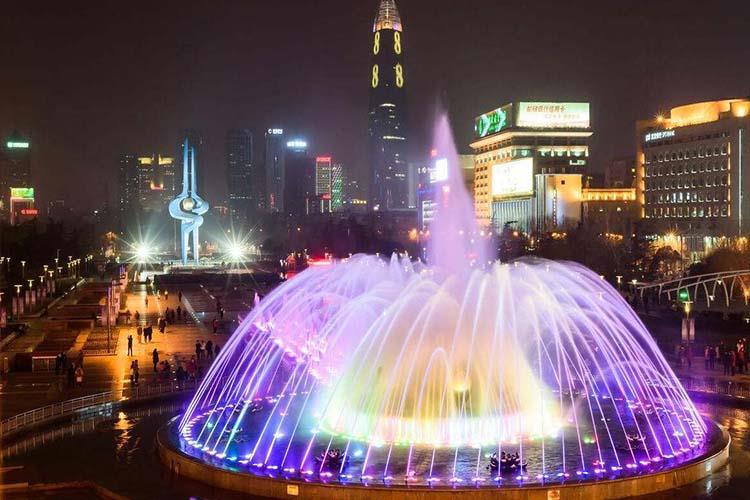 在噴泉設計中要結合城市的地理的特征和當地的自然景觀，設計不同風格，不同類型的的噴泉景觀