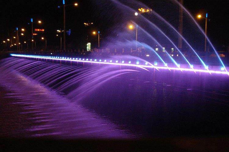 搖擺噴泉組合氣勢龐大，美不勝收，均為成套設備，可根據不同的水池、用戶的需求現場設計、制作