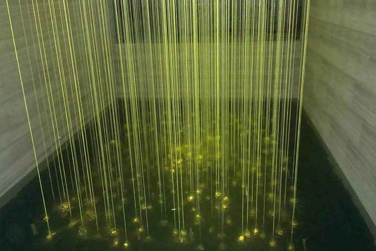 光纖水簾通過人工對水流的控制達到藝術效果，滿足人的要求