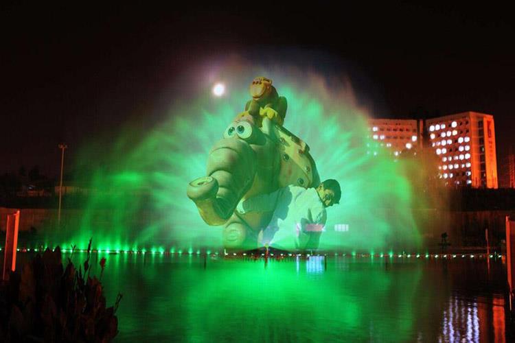 水幕電影是通過高壓水泵和特制水幕發生器，將水自上而下，高速噴出，霧化后形成扇形“銀幕”