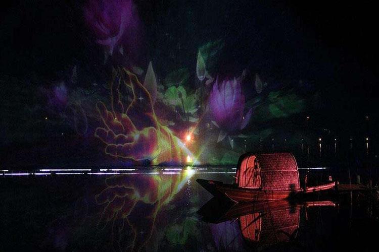 水幕電影，應設置資源了近水的地方，如河流，湖泊，人工池塘企業大型水等