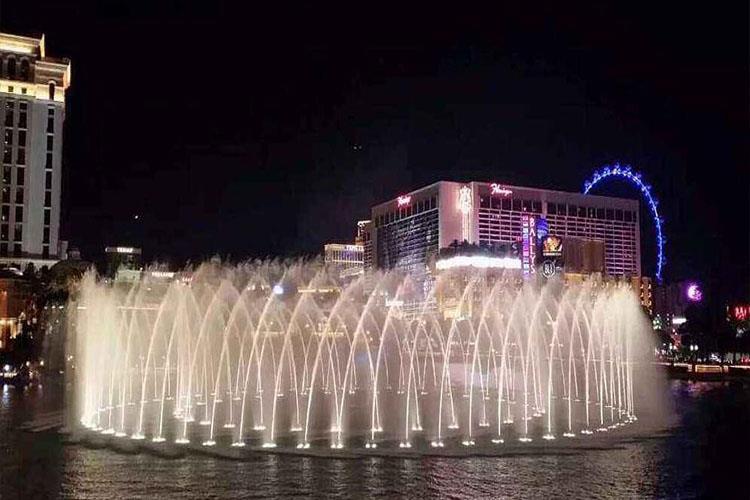 趣味噴泉的藝術效果，萬丈光芒射向天際，由聲、光、電、水、火較好結合的華麗美艷視覺盛宴