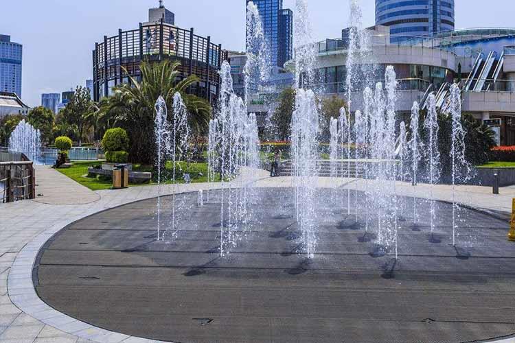 噴泉應用現代循環系統，能夠使水靈動起來，避免了形成死水、臭水，可有利于節約水資源，加強廢水利用