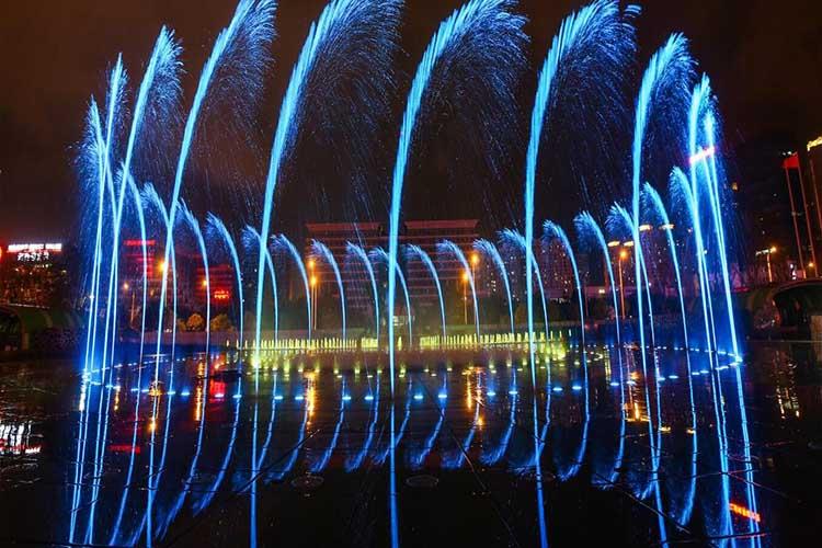 矩陣噴泉的特點就是有很多個噴泉矩陣排列，數量多面積大，像正在軍訓的戰士，整齊有序，給人一種氣勢磅礴的感覺