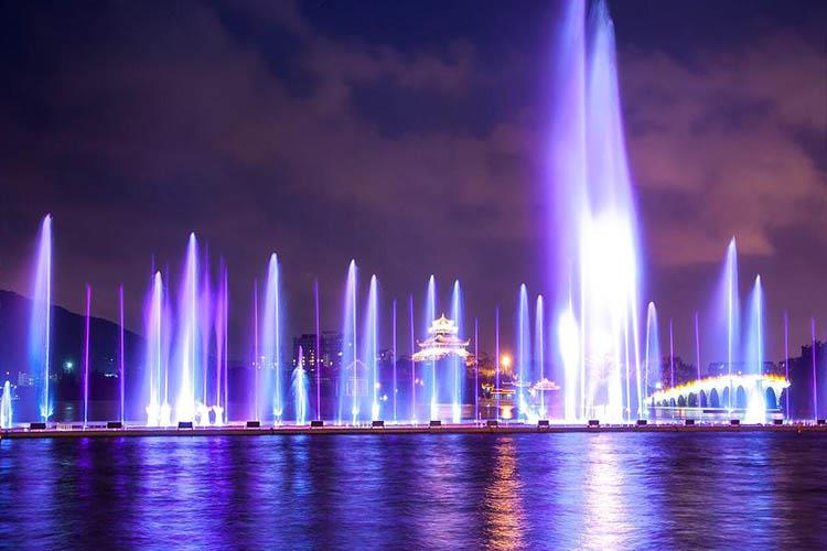 大多水景能成為景觀的點睛之筆。特別是在形成倒影景色、噴泉、假山水有很好的效果