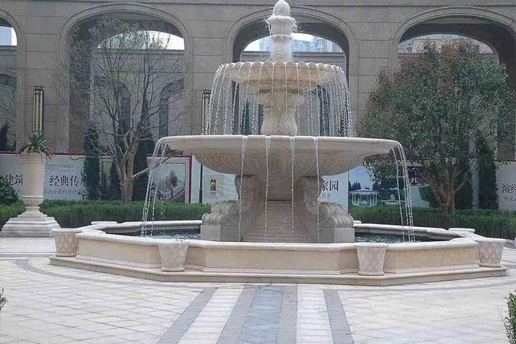 歐式噴泉上的雕塑，不僅僅是美化了城市，更能夠當成一座藝術品來欣賞