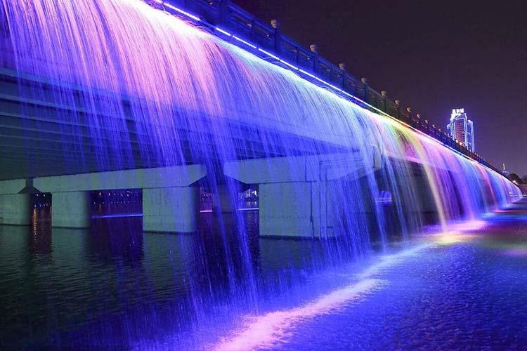 水幕噴泉可以濕潤周圍空氣，減少塵埃，降低氣溫、有益于改良城市面貌和增進居民身心健康