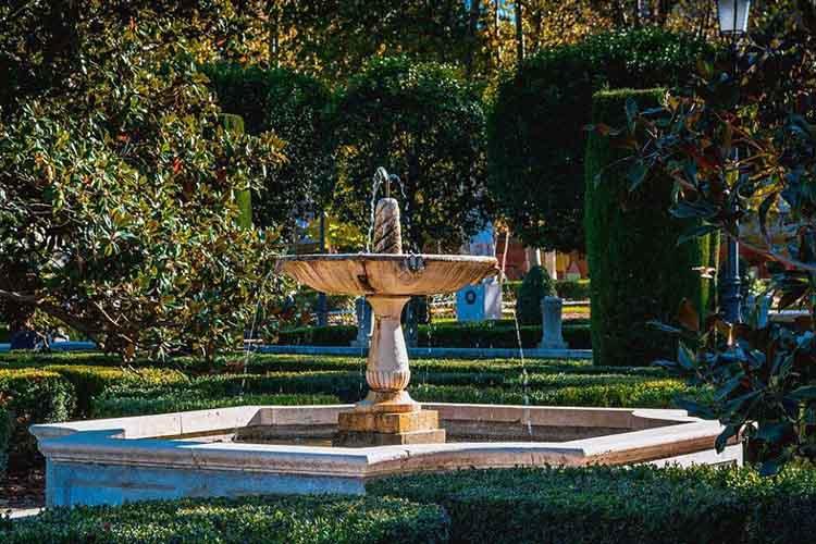 景觀噴泉以簡潔明快、高低錯落、層次分明、氣勢恢宏而又多變的噴泉造型聞名