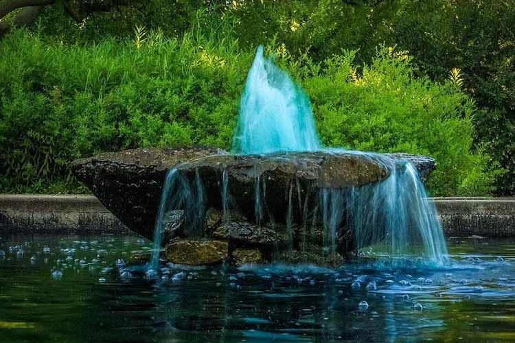 流水噴泉又稱為“噴泉流水”，基本形制大同小異，產品為多層，高下有一定落差，下有水池