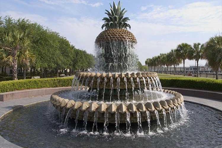 流水噴泉的原理是根據播放的音樂來控制水柱，達到與音樂同步的效果