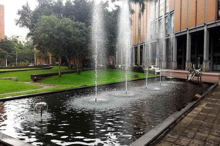 采用傳統雕塑與現代高科技工藝技術相結合的工藝，具有集綠色、流水、游魚、動景為一體的高科技產品