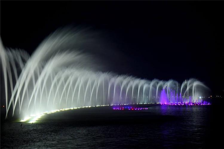 現場音樂控制：利用播放或現場演奏音樂信號控制水型和燈光的噴泉