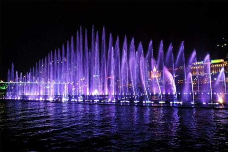 為保障大型音樂噴泉花型美觀一致，要隨時將變動角度的噴頭進行復位，復位時禁止使用銳利物體敲擊，防止噴頭損壞；