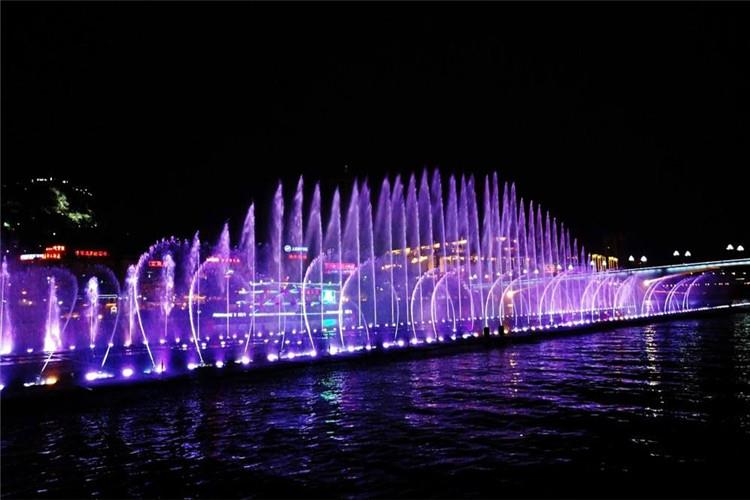 大型音樂噴泉水泵吸水口要每月清洗，每運轉2500小時應大檢一次，半年或連續運轉1500小時小檢一次