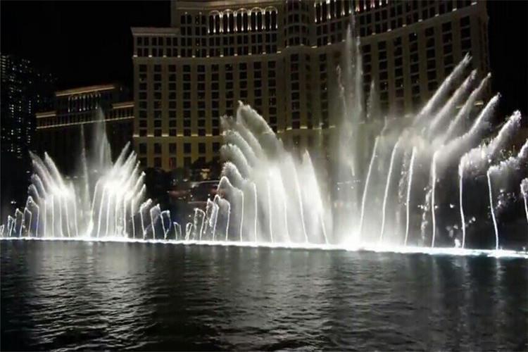 一般噴泉的水是通過潛水泵高壓輸送上來的，2厘米不到的噴泉口可以噴出高達十米以上的水柱