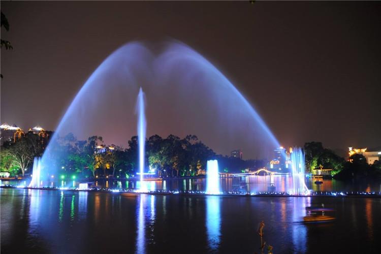 噴水池一般要大于射流的高度，即成45°角，以防水濺