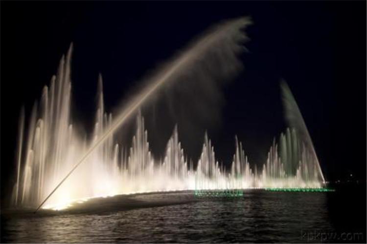 現如今，在很多地方我們都可以看到噴泉的身影，尤其是姿態優美的搖擺噴泉，更是吸引了不少游客的停步與注目