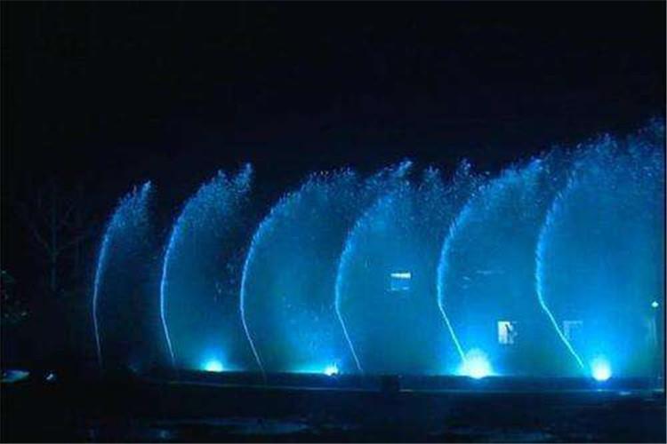 當具有特定壓力和速度的液體從上向下流過螺旋噴嘴時，其外層部分液體撞擊噴嘴上呈特定角度的螺旋面