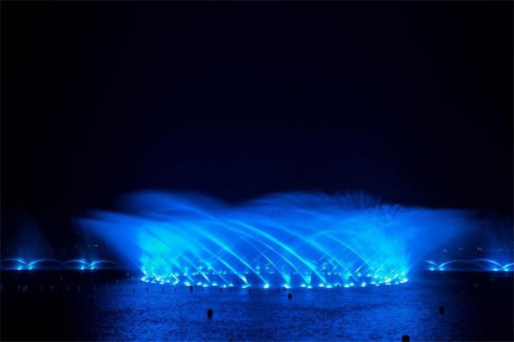 甲方就有關細部和施工技術問題進行交流配合，就外部空間的設計布局和場地坡度、排水系統等硬景進行協調