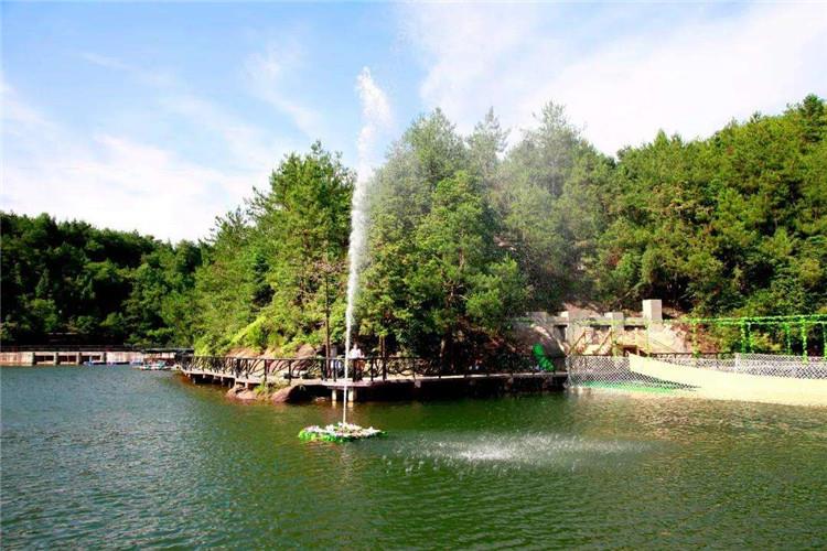 吶喊噴泉可以通過聲音控制高度，聲音越大高度越高，甚至可以讓橋上的人“濕身”