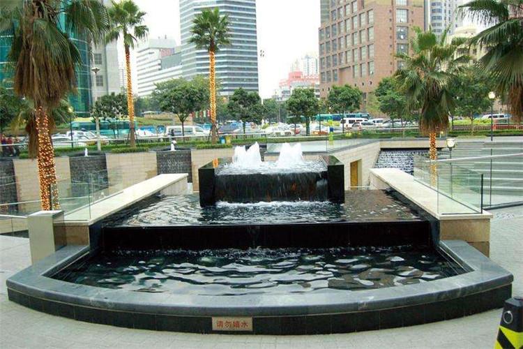 室內的假山流水噴泉對于陽臺而言是一種相對比較大型的景觀