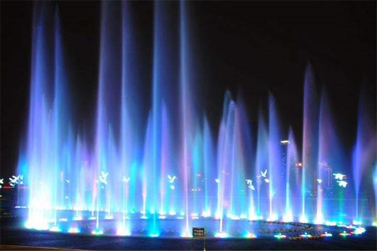 在無隔離、易于接近或者參與性較強的景觀噴泉水景，須按照泳池用電設計規范使用12伏安全電壓