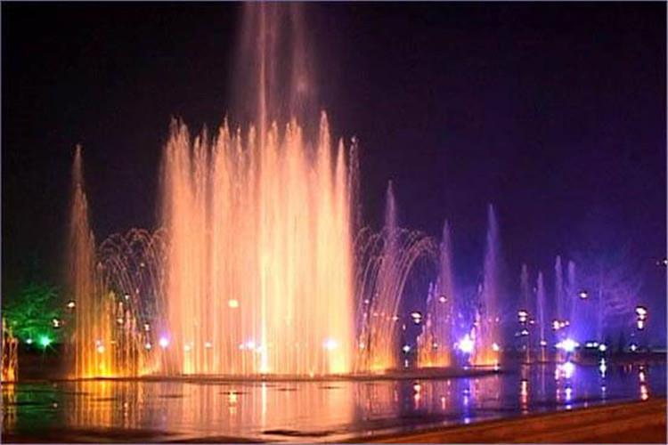 旱地噴泉的工藝結構較一般普通的水景水池復雜的多得多