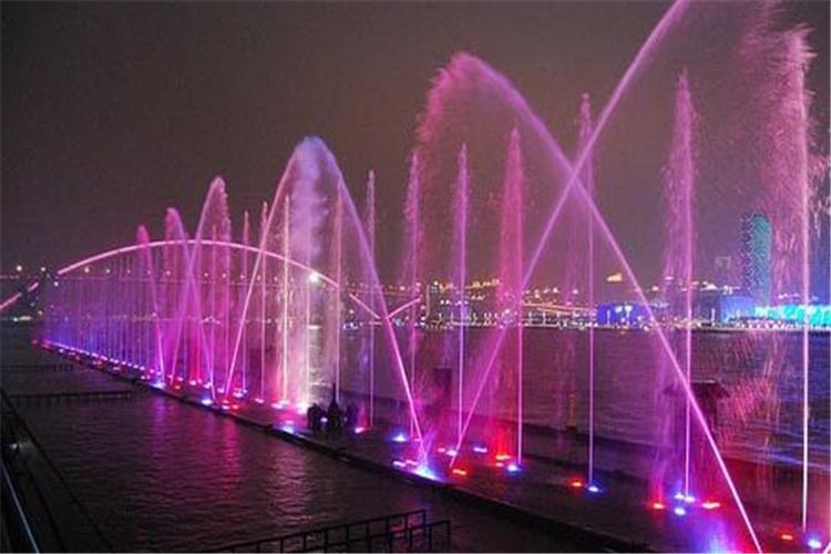 較早的跑動噴泉工程一般采用熱鍍鋅鋼管，但存在許多不足之處