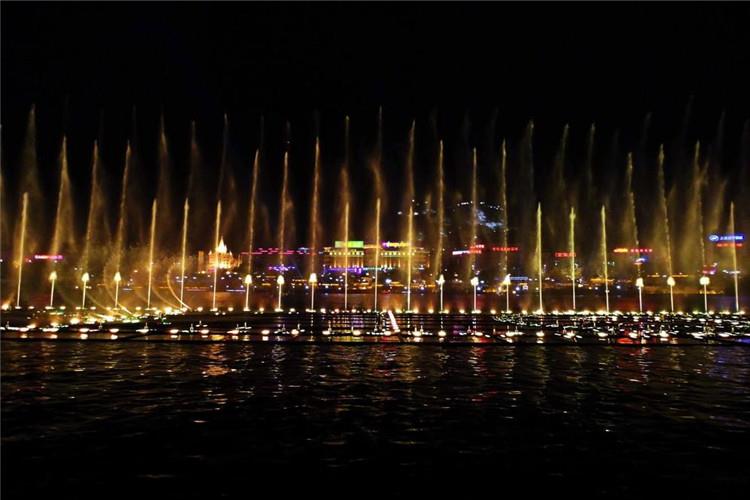 大型音樂噴泉制作是經過實時的操控體系來進行作業的