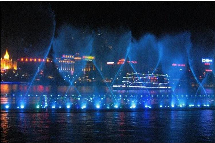 從水上音樂噴泉所需要的設備來看，其需要輔助噴頭、水泵、音響、電控設備、計算編碼等多種設備配合