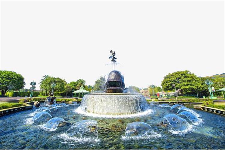 公園噴泉景觀水景的水處理很少為人所重視，現有的處理方式又大都僅限于通過假山、噴泉等來處理，極易造成藻類瘋長，水體發綠甚至發臭等現象