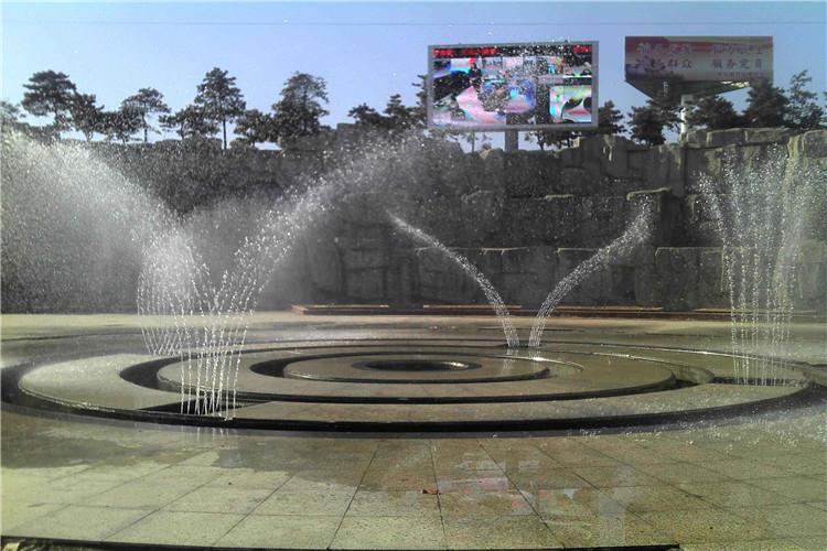 對水池水質要求較高、水源緊張和水質腐蝕或結垢傾向明顯地區的公園噴泉工程，可設置池水循環凈化和水質穩定處理系統