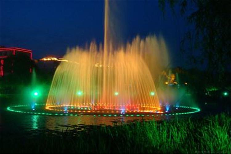 漂浮噴泉電器設備要定期維護，半年要對柜子里的電器易損設備進行檢測級做必要的維護