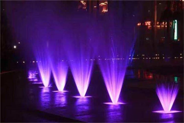 進水口離池底的間隔小于直徑的1.5倍時，會形成抽水時進水不暢或吸進泥沙雜物，阻塞跑動噴泉進水口