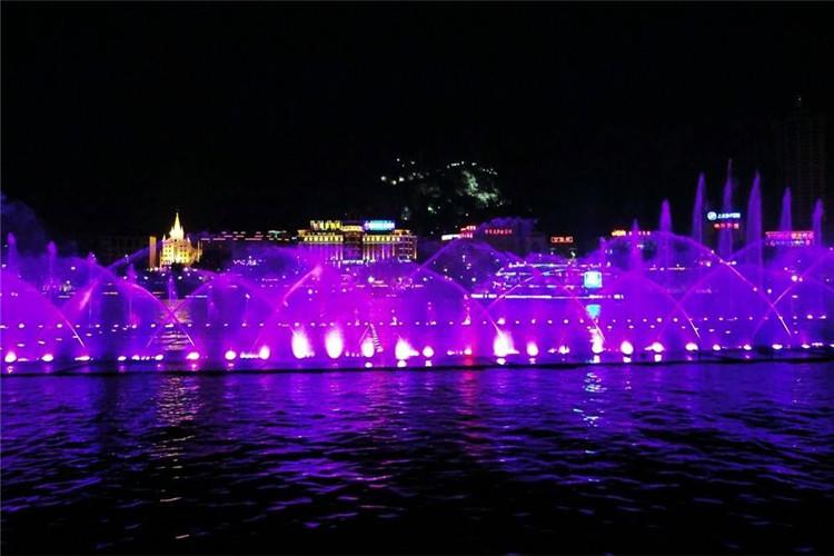 檢查大型音樂噴泉水池的水位是否正常