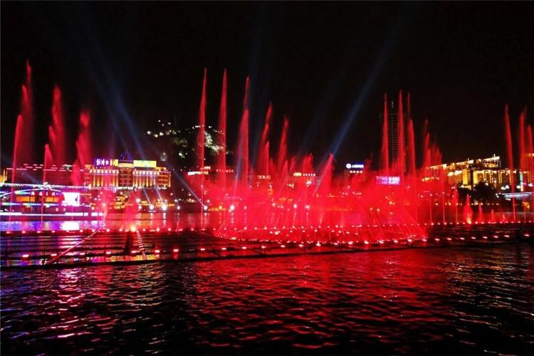 空氣比較潮濕，易對電氣系統設備造成損壞，要注意對大型音樂噴泉控制室定期進行降溫和除濕