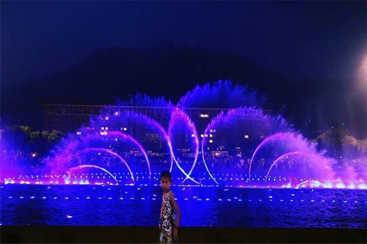 通常情況下，可以將噴泉管道直接設置在水池中；對于大型的跑動噴泉管道而言，可以將其安裝在專門的管溝中