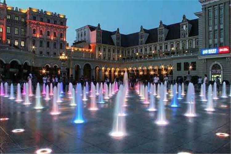 在趣味噴泉系統運行期間泵每分鐘啟動數次處于頻繁啟動狀態；在音控運行方式下，泵的任一時刻的轉速由當時的音樂頻率決定，電機變載荷運行