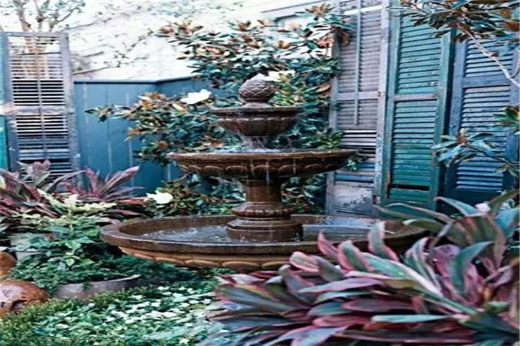 在公共場合造景中水霧在庭院小噴泉中很常見