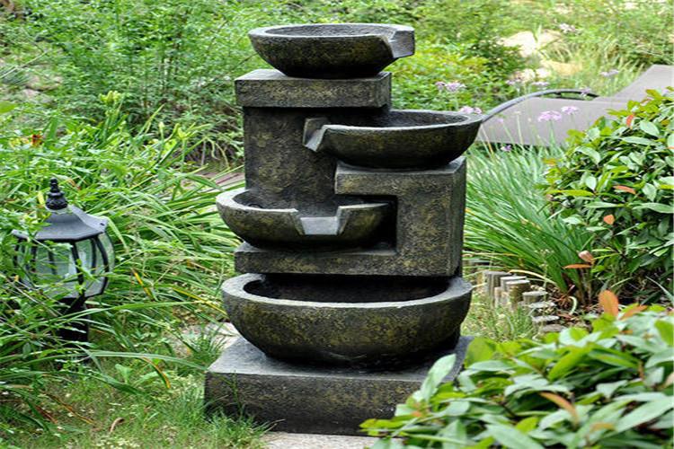 在一些大型的庭院小噴泉景觀中是必不可少的。水景的定位根據環境、資金等等因素決定