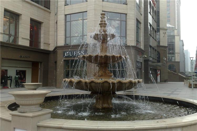 同時為了強調歐式噴泉雕塑的文學性主題，借助源自巴洛克風格的洞窟靈感，在其外緣用玫瑰、麥穗、葡萄及冰凌等代表春夏秋冬四季的自然元素加以點綴