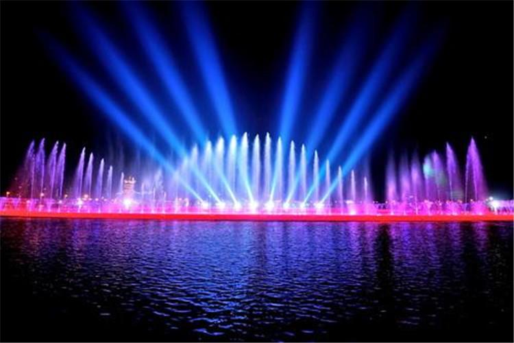 對音樂噴泉移動機具及照明的使用應實行三級配電，二級漏電保護，做到“一機、一閘、一漏、一箱”