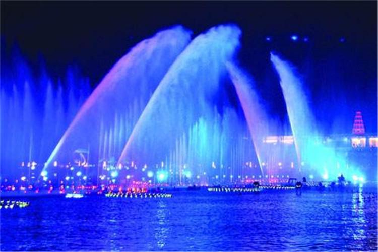 音樂噴泉施工階段要保障消防供水總管、消防器材完好，進入工地道路保持暢通